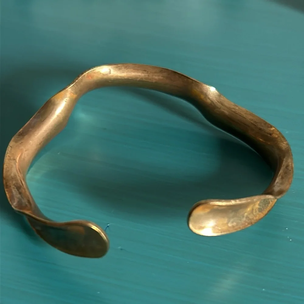 Vintage 2 Piece Collection Brass Antique Gold Colored Hammered Cuff Bracelets - Picture 6 of 8